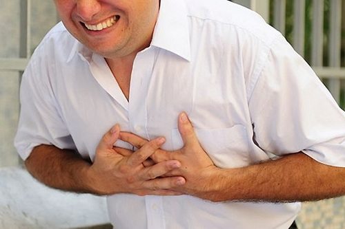 Đau ngực là dấu hiệu nguy hiểm của bệnh tim mạch